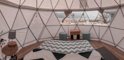 金塔马尼Igloo Glamping Bali的一间帐篷间,里面配有一张床