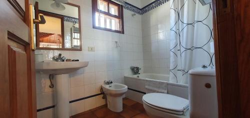 丰卡连特德拉帕尔马Casa rural Los Dragos的浴室配有卫生间、盥洗盆和浴缸。