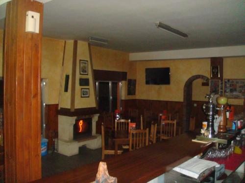 庞西伯斯庞西伯斯旅馆的客厅设有壁炉、桌子和椅子