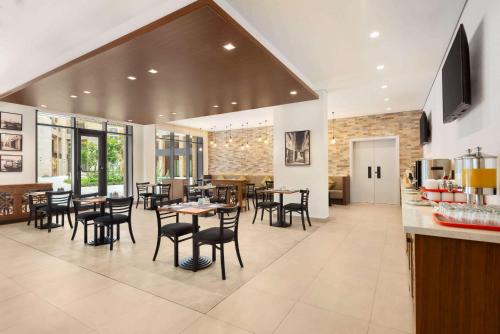 迪拜Super 8 by Wyndham Dubai Deira的厨房以及带桌椅的用餐室。