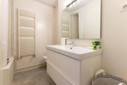 巴基奥Bakio Beach的白色的浴室设有水槽和镜子