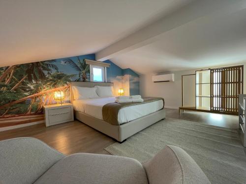 蓬德利马Merim Apartments的一间卧室配有一张壁画床