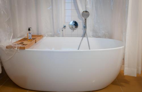皮涅尔Cravo’s Heritage House的浴室内设有一个白色浴缸