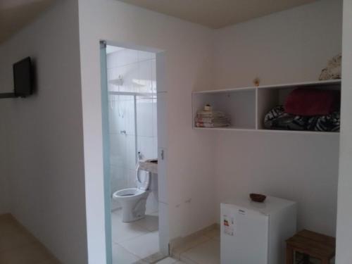 里奥迪孔塔斯Pouso da Soraya的浴室配有卫生间、盥洗盆和淋浴。
