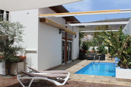 Valle de San LorenzoCASA EL OLIVO, TENERIFE的一座带游泳池和庭院的房子