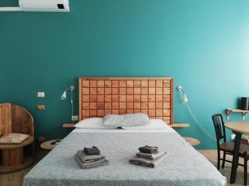 奇尼塞洛巴尔萨莫La Cordata Accommodation - Hotel Woodhouse的一间卧室配有带毛巾的床
