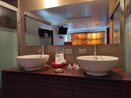 圣胡安特奥蒂瓦坎Hotel Boutique Acocalli的浴室设有木台上的两个盥洗盆