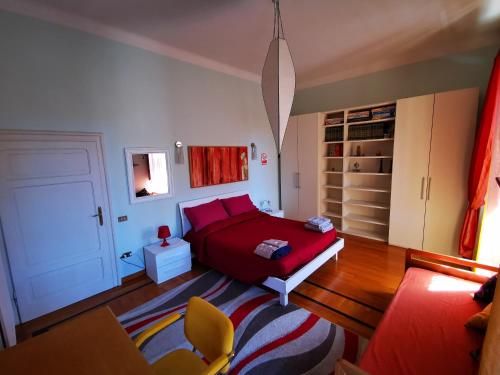福利尼奥Liberty House的一间卧室配有红色的床和一张沙发