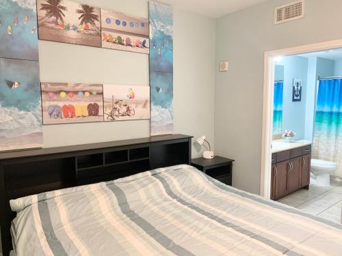 LAKETOWN 5 POOLs STEPS TO BEACH FAMILY FRIENDLY客房内的一张或多张床位