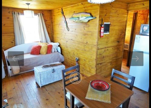 德尔迪阿布罗角法玛山林小屋的卧室配有一张床和一张桌子