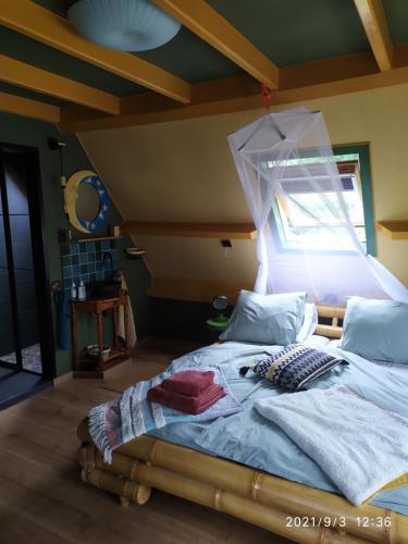 RodereschOeroeboeroe的一间卧室设有一张大床和窗户