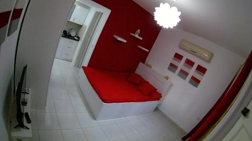 沙姆沙伊赫Delta Sharm Holiday的红色和白色的浴室,配有红色长凳