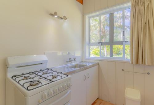 彭特派因Anson Bay Lodge的白色的厨房配有炉灶和水槽