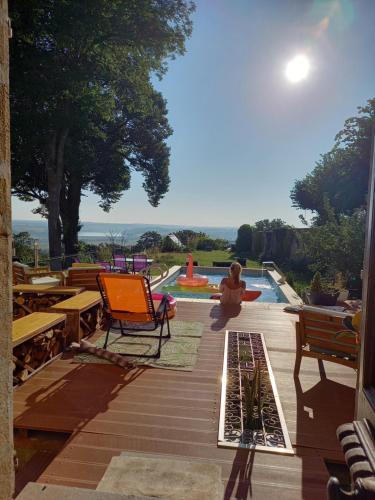 朗格勒贝勒弗德尔德郎巴特酒店的享有带椅子和游泳池的庭院的景色。