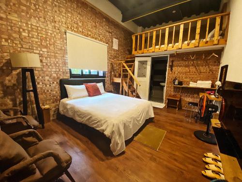 埔里红砖642民宿 的一间卧室设有一张床和砖墙