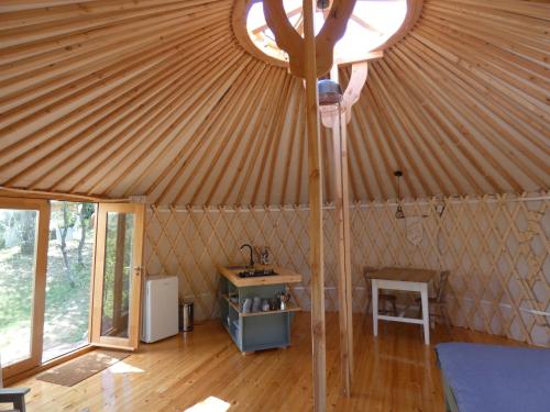 Romantic yurt in Apuseni mountains客房内的一张或多张床位