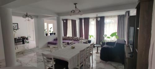 伯伊莱海尔库拉内Casa Narcisa的客厅配有白色桌子和沙发