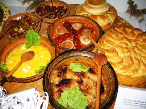 佩斯塔尼Villa Majda的一张桌子,上面放着许多碗食物和面包