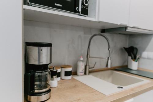 盖尔森基兴SK Apartments - Sandwood的厨房的柜台上的咖啡壶