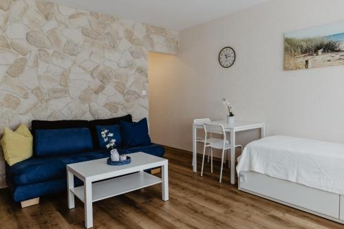 盖尔森基兴SK Apartments - Sandwood的客厅配有床和蓝色沙发