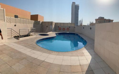 迪拜FEMALE ONLY-AnaRuby Backpackers- Metro Station Mashreq的建筑物屋顶上的游泳池