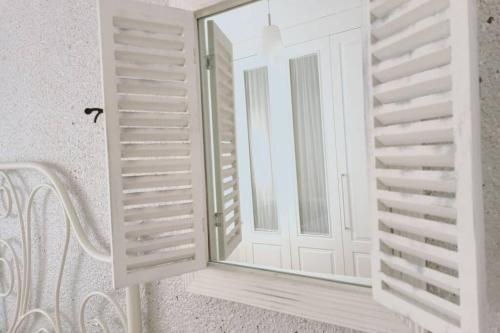 托莱多Lux Buenavista的白色门前的镜子,带椅子