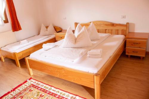 舒加塔格盐矿镇Pensiunea Mariana的一间卧室配有两张带白色枕头的床