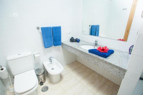 普拉亚布兰卡拉斯码头别墅酒店的白色的浴室设有卫生间和水槽。