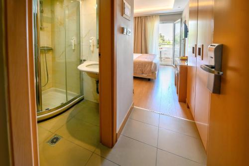 科斯镇玛丽提娜酒店的客房设有带淋浴和盥洗盆的浴室。