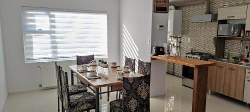 蓬塔阿雷纳斯Casa nueva, excelente ubicación的厨房配有桌椅和窗户。