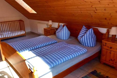 奥斯特巴德里克... die Ostsee direkt vor der Tür的一间卧室配有两张带蓝白色枕头的床