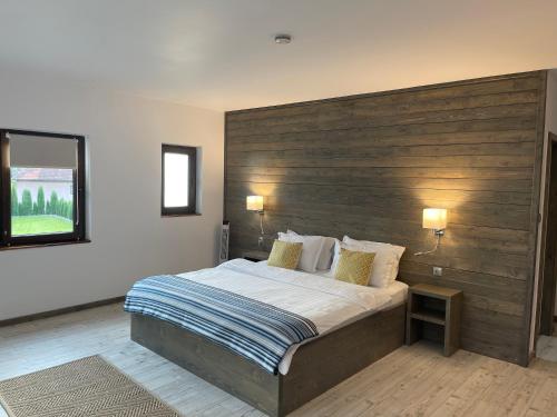 瓦莱德拉加努鲁伊Montana 219的一间卧室配有一张大床和木制床头板