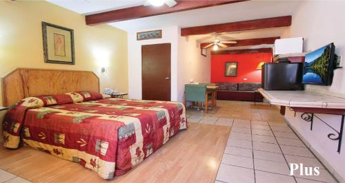 埃莫西约基诺酒店的一间卧室配有一张床和一台电视。