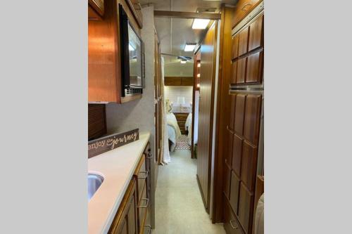 博福特Beautiful Airstream, Beaufort SC-Enjoy the Journey的一个带木制橱柜和走廊的厨房