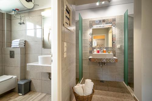 米尼亚Villas Cape的一间带水槽、卫生间和镜子的浴室