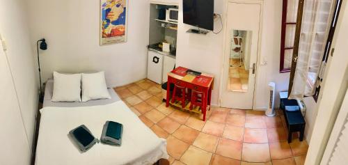 图卢兹Studio des Carmes的小房间,配有一张床和一张桌子