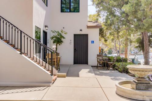 圣巴巴拉Casa Valerio - Boutique Suites in Downtown Santa Barbara的一座带喷泉的房屋的前门