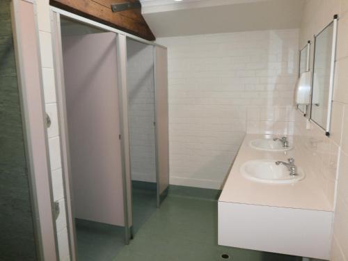 朗塞斯顿朗塞斯顿背包客旅馆的一间带两个盥洗盆和淋浴的浴室