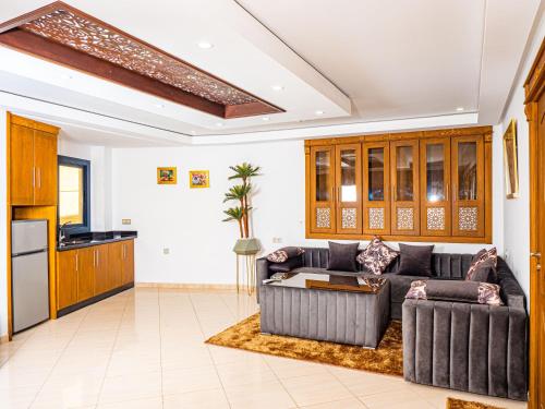 纳祖尔Hotel Maghreb El Arabi的带沙发的客厅和厨房