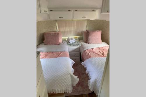 博福特Amazing Airstream, Beaufort, SC-Enjoy the Journey的小房间,露营车内有两张床