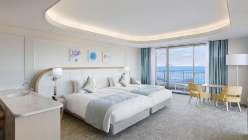 唐津唐津海滨酒店的酒店客房设有一张大床和一个阳台。