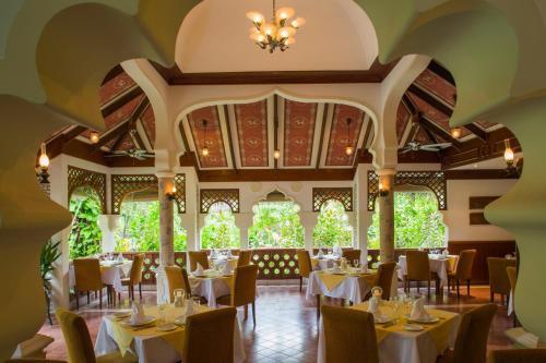 拉斯杜马尔代夫库拉马蒂度假酒店的一间带桌椅和天花板的餐厅