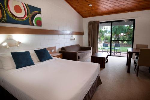 密孙海滩度假酒店客房内的一张或多张床位