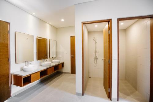 坎古Vasudha Hostel Canggu的浴室设有2个水槽和镜子