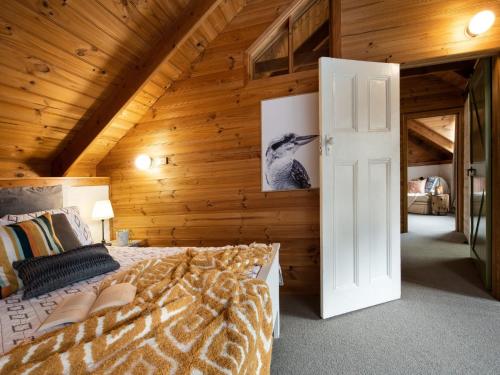GlenlyonEdessa Lodge的一间卧室设有一张床和一个开放式门
