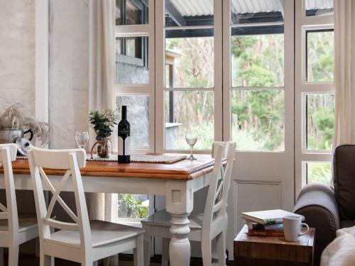 GlenlyonEdessa Lodge的一间带桌椅和窗户的用餐室