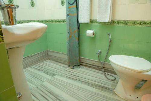 甘托克Rhenock House (a luxury villa)的绿色浴室设有水槽和卫生间
