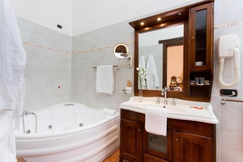 阿尔托蒙泰Castello di Altomonte的白色的浴室设有浴缸和水槽。