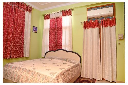 Sohana's Homestays - Work Friendly Apartment near Jaipur International Airport客房内的一张或多张床位