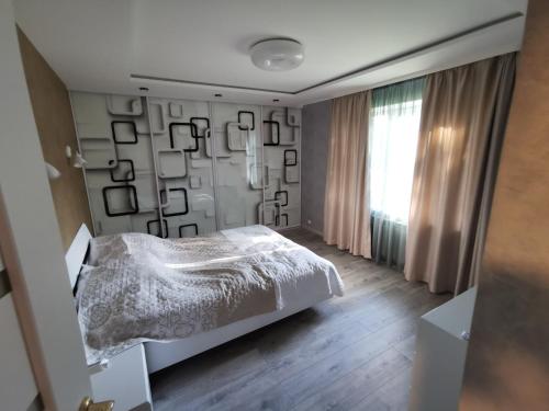 卢扎ALDO comfort的卧室配有白色的床和窗户。
